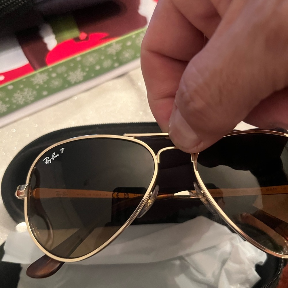 New authentic polarized Ray-Ban Gold Aviator Sunglasses. Beautiful.
